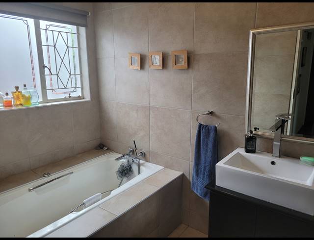 5 BEDROOM HOUSE SOLD IN SINOVILLE